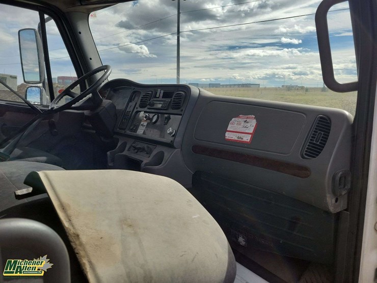 2006-freightliner-m2-106-image-28