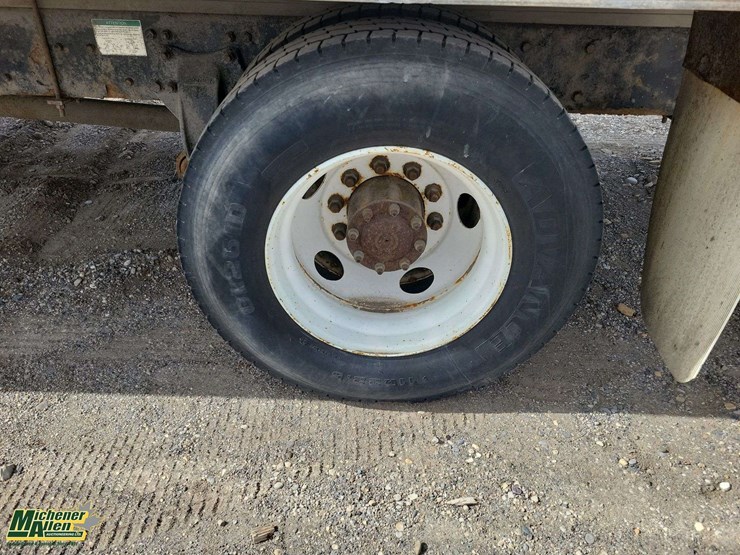 2006-freightliner-m2-106-image-10