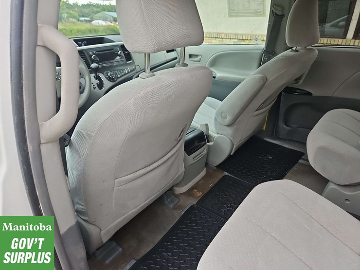 2013-toyota-sienna-image-24