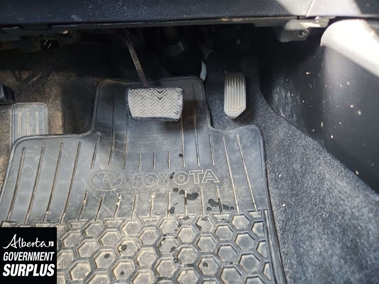 2015-toyota-rav4-le-image-23