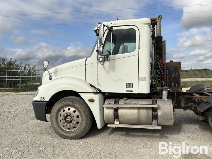 2005-freightliner-columbia-120-image-10