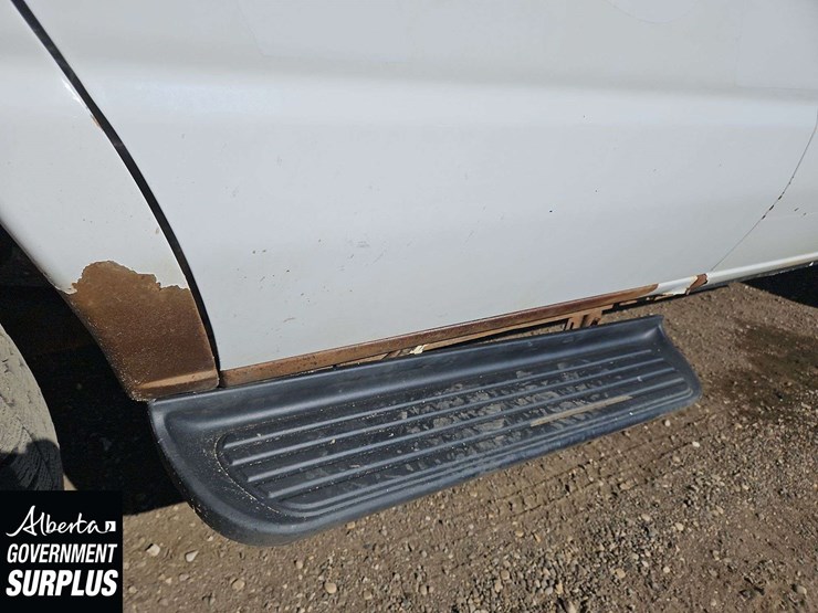2014-ford-cargo-image-25