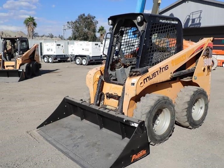 2019-mustang-1900r-skid-steer-loader-image-1