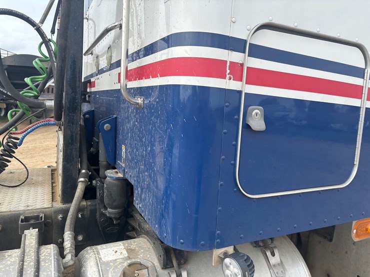 2014-peterbilt-384-image-36