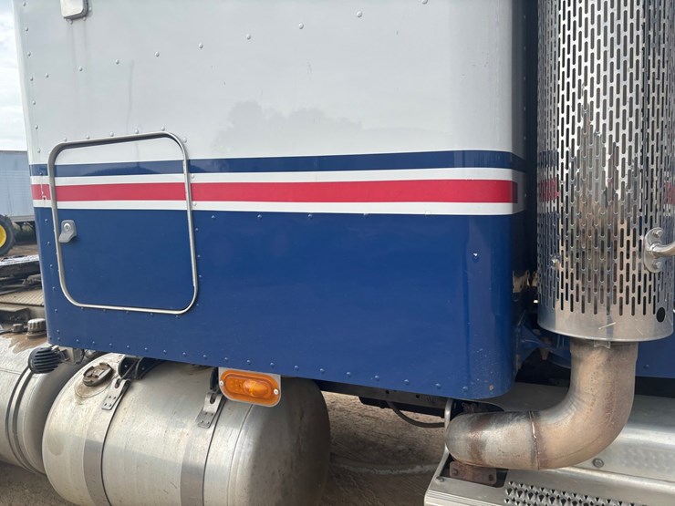 2014-peterbilt-384-image-32