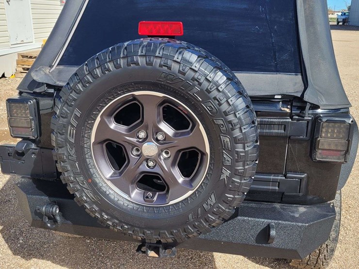 2015-jeep-wrangler-unlimited-sahara-image-4
