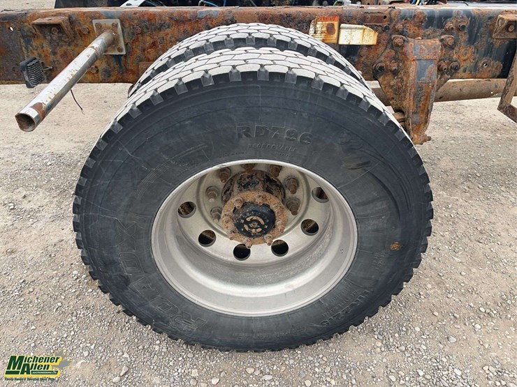 2009-freightliner-m2-106-image-11