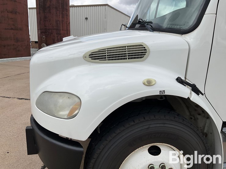 2010-freightliner-m2-106-image-10