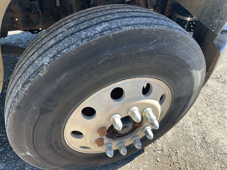 2005-freightliner-m2-106-image-12