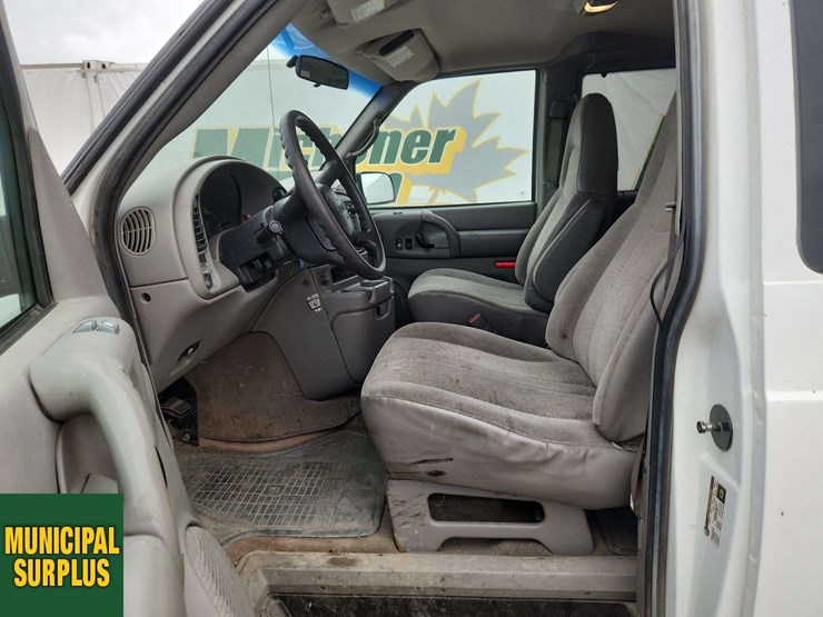 2004-gmc-safari-image-16