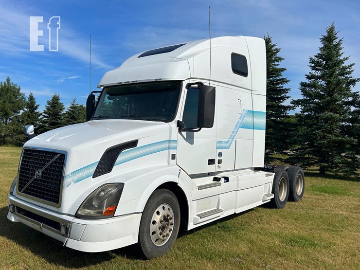 2012-volvo-vnl64t670-image-1