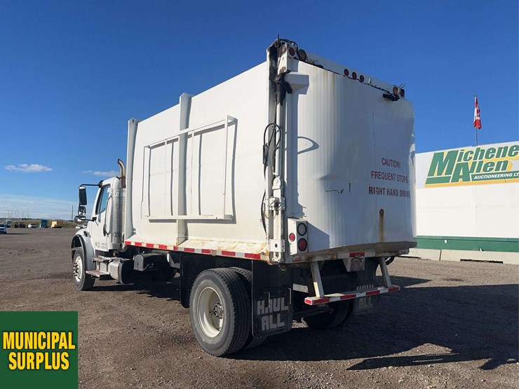 2015-freightliner-m2-106-image-3
