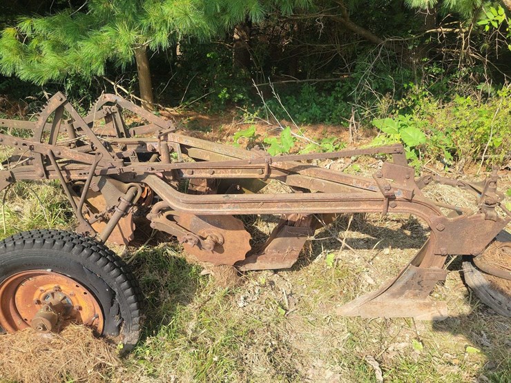 tractor-drawn-pull-type-moldboard-plow-image-2