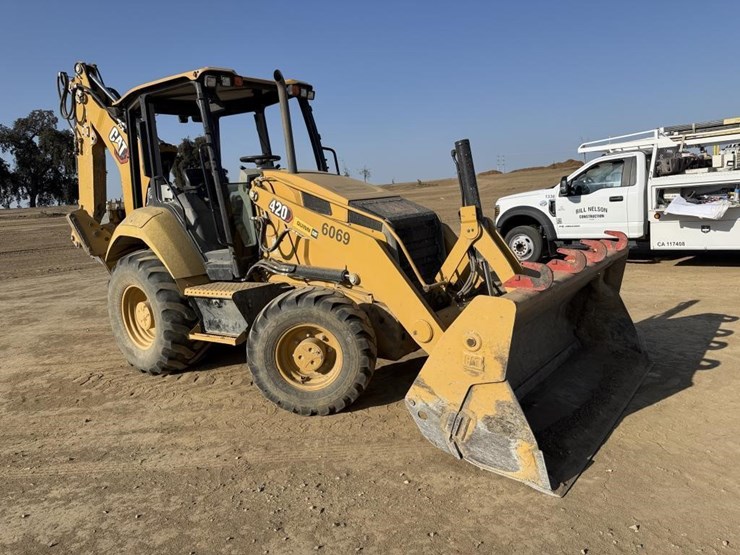 2022-caterpillar-420-image-1