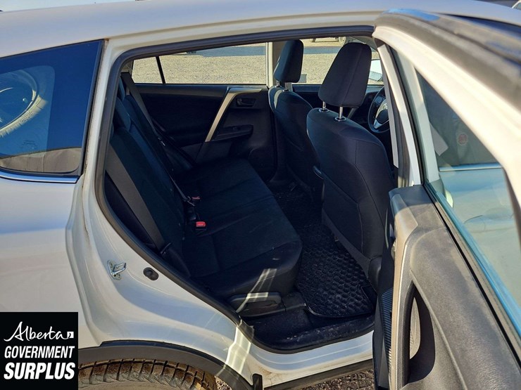 2015-toyota-rav4-le-image-16