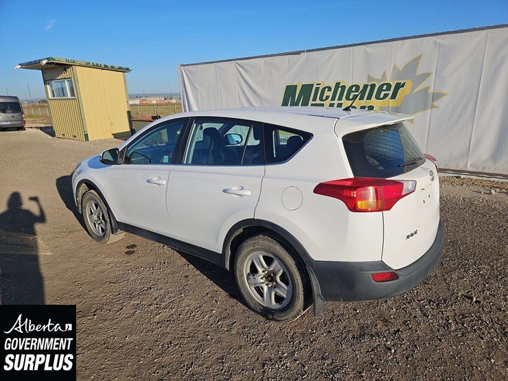 2015-toyota-rav4-le-image-3