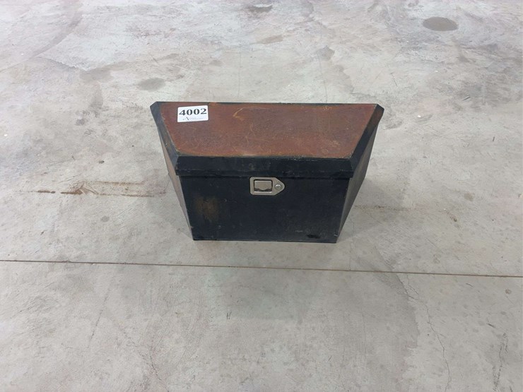 hallmaster-tongue-tool-box-image-1