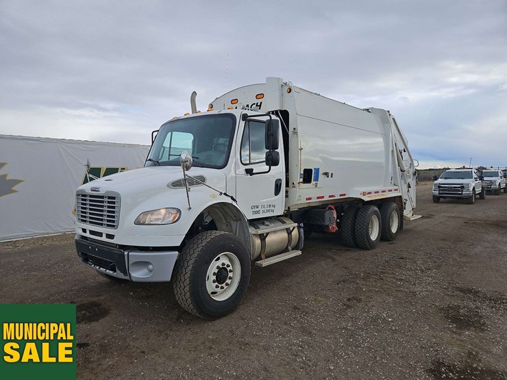 2019-freightliner-m2-106-image-1