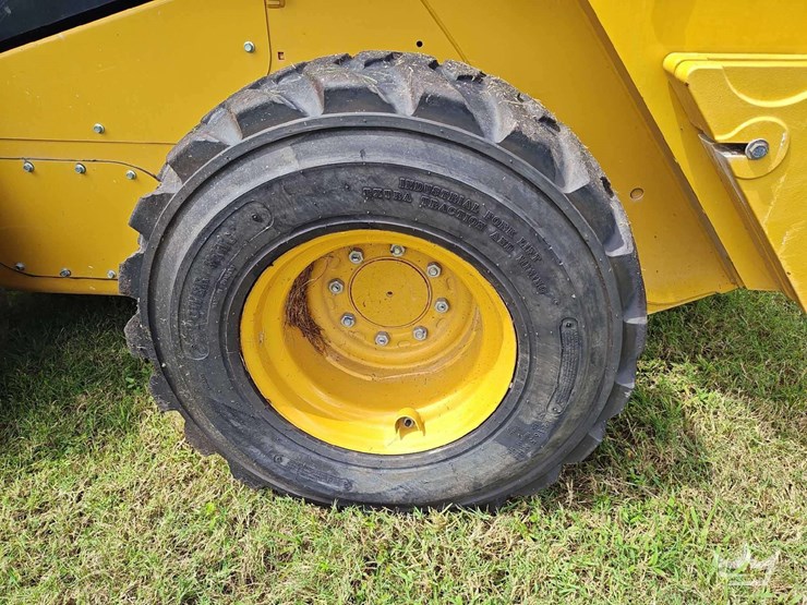 2023-caterpillar-246d3-image-19