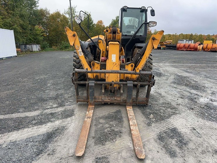 jcb-550-170-image-2