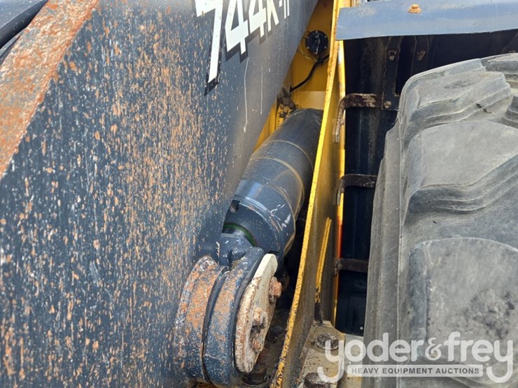 2019-deere-744k-image-21