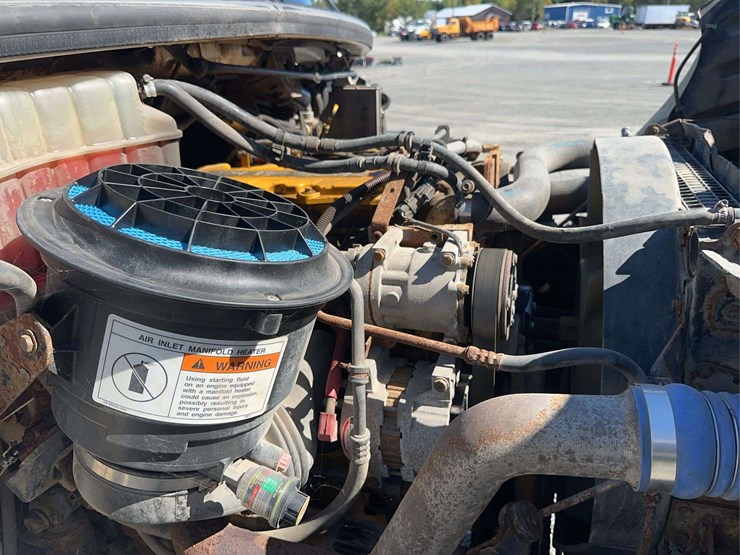 2005-freightliner-m2-106-image-21