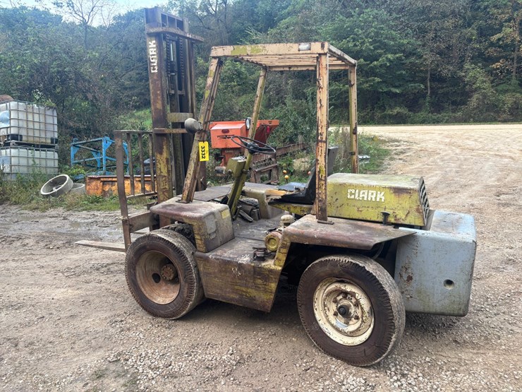 #3332-•-clark-it40b-forklift-image-2