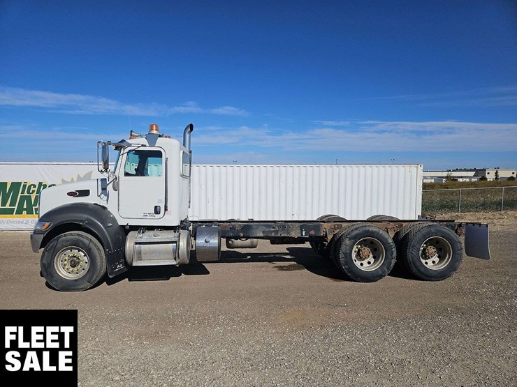 2015-peterbilt-348-image-5