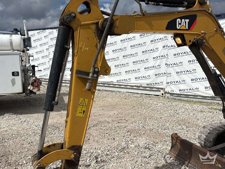 2018-caterpillar-303e-mini-excavator-image-7