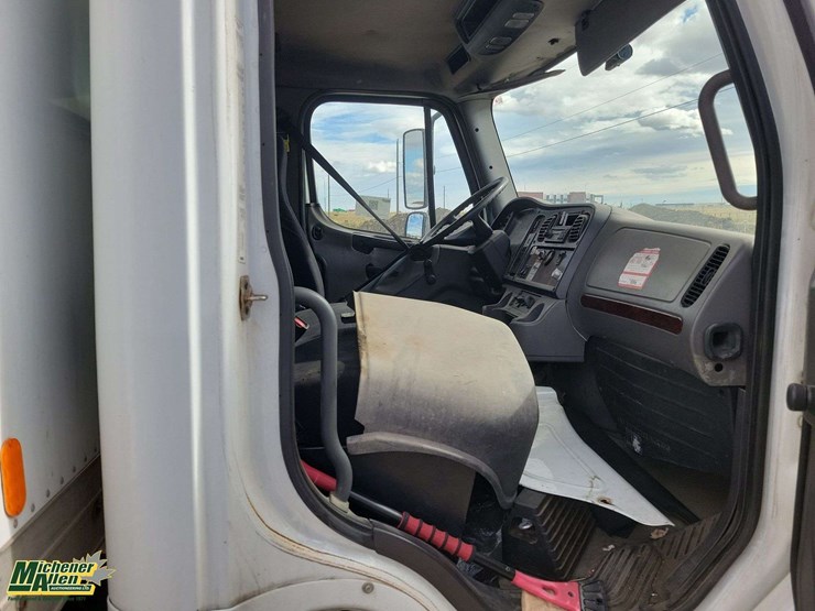 2006-freightliner-m2-106-image-26