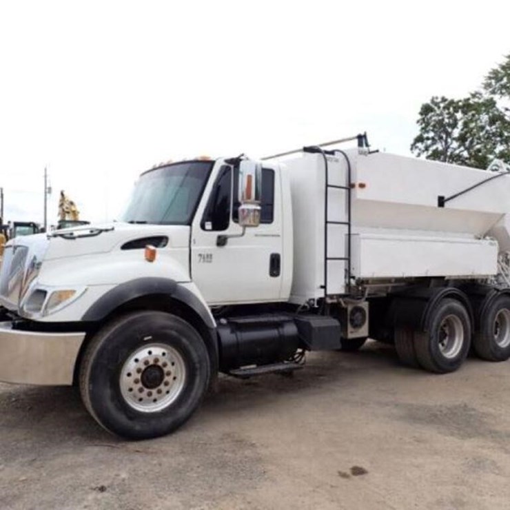 2005 INTERNATIONAL 7400