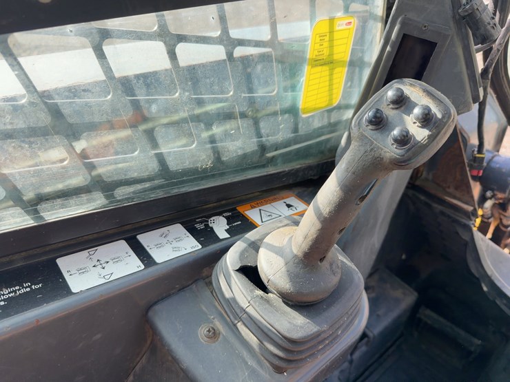 2013-deere-323d-image-19