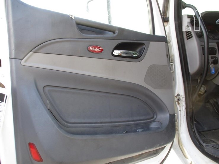 2016-peterbilt-579-image-15