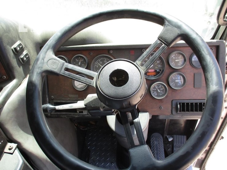 2010-peterbilt-320-image-15