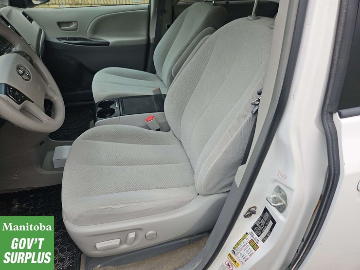 2013-toyota-sienna-image-14
