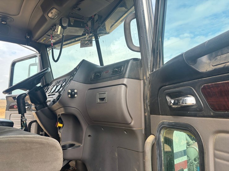 2014-peterbilt-384-image-56