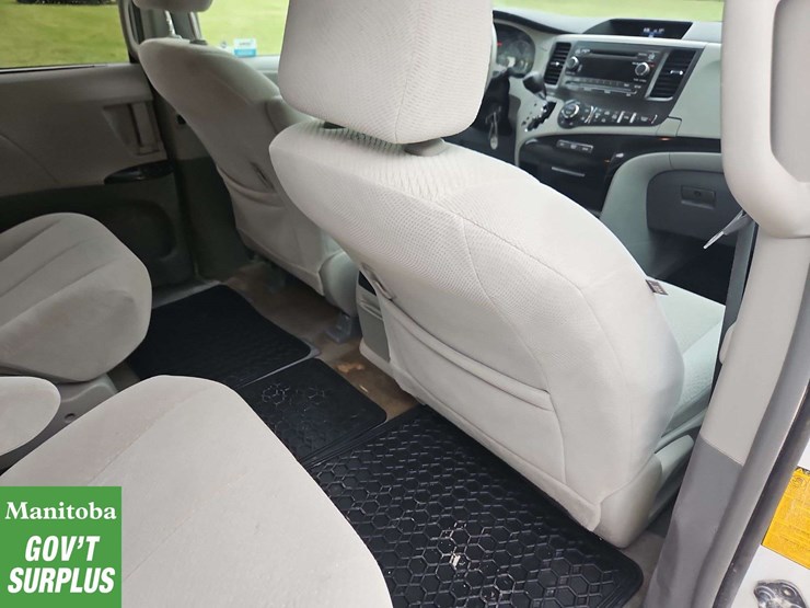 2013-toyota-sienna-image-30