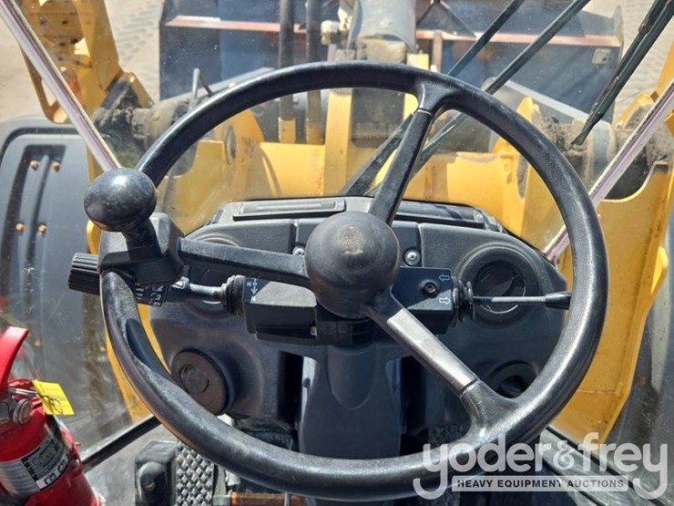 2019-deere-744k-image-65
