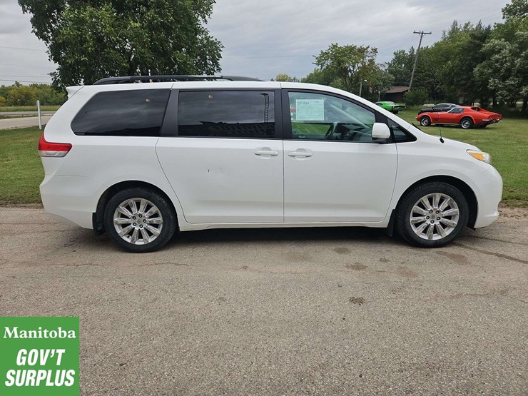 2013-toyota-sienna-image-7