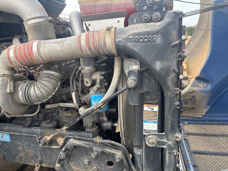 2014-peterbilt-384-image-38