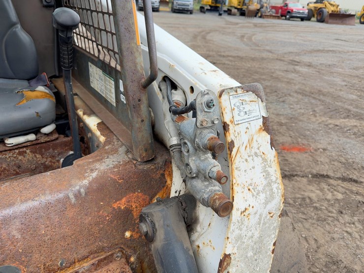 2008-bobcat-s220-image-10