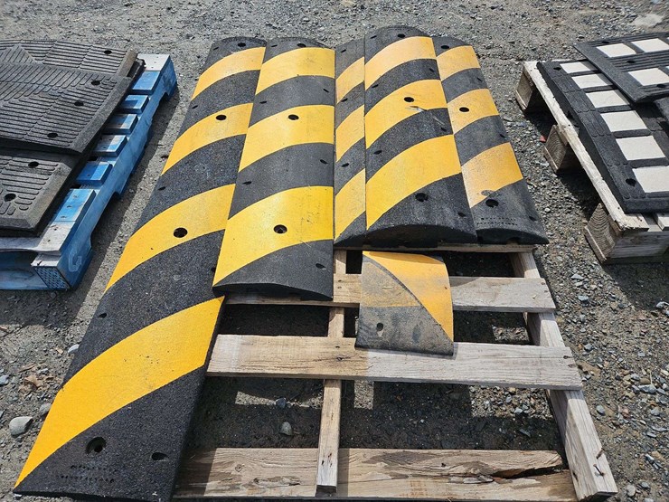 1-pallet-of-rubber-construction-curbs-image-1