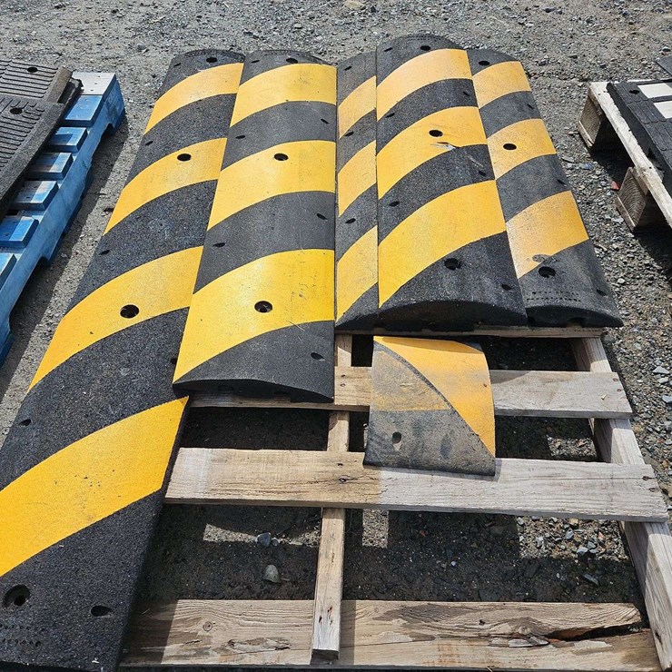 1 Pallet Of Rubber Construction Curbs