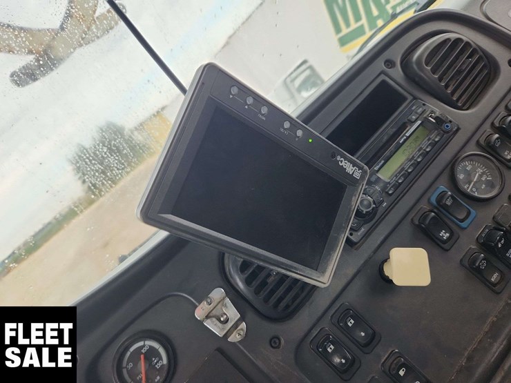 2014-freightliner-m2-106-image-21