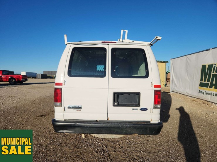 2011-ford-cargo-image-6