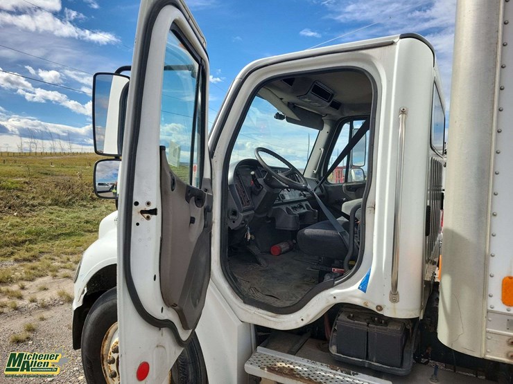 2006-freightliner-m2-106-image-13