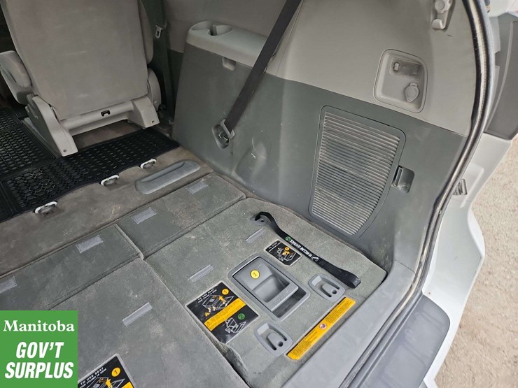2013-toyota-sienna-image-33