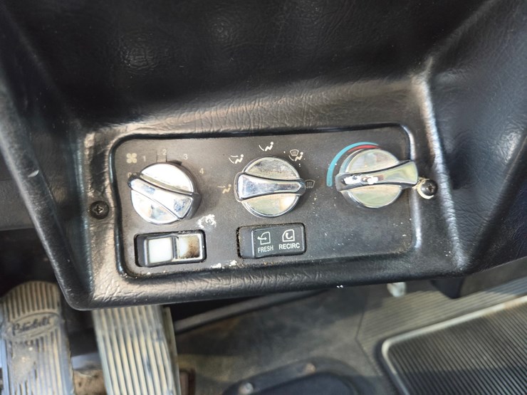 1998-peterbilt-377-image-68