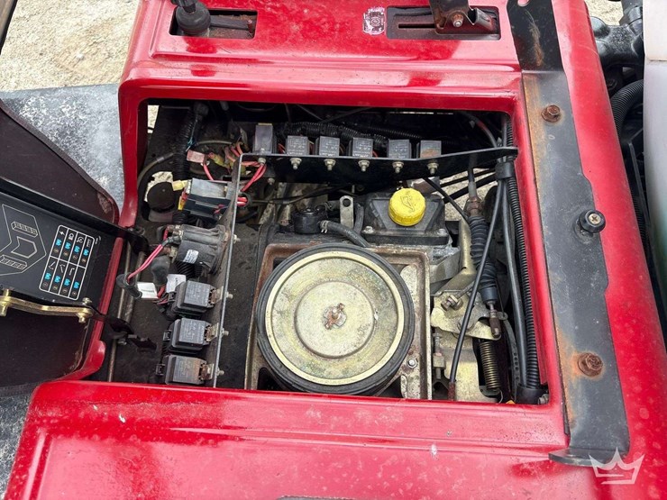 2010-toro-multi-pro-1750-175-gallon-low-profile-turf-sprayer-image-9