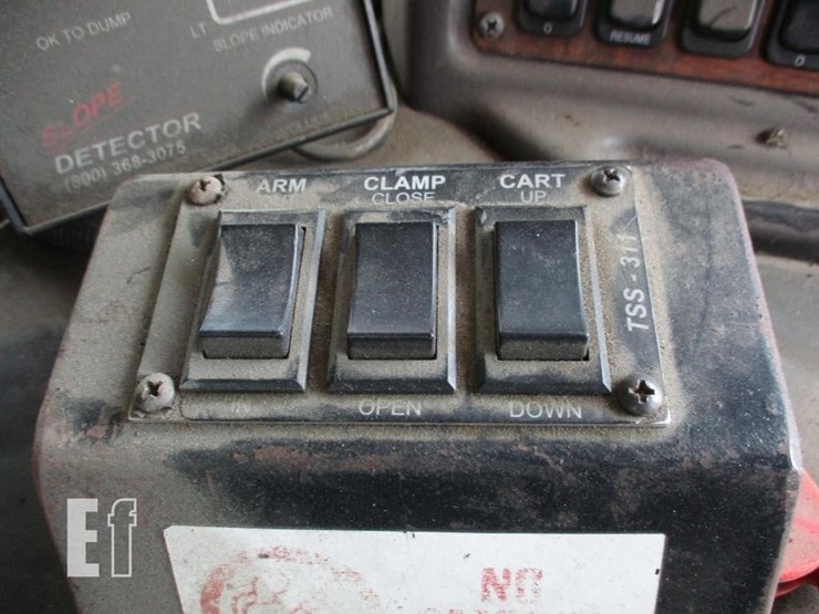 2009-peterbilt-320-image-11